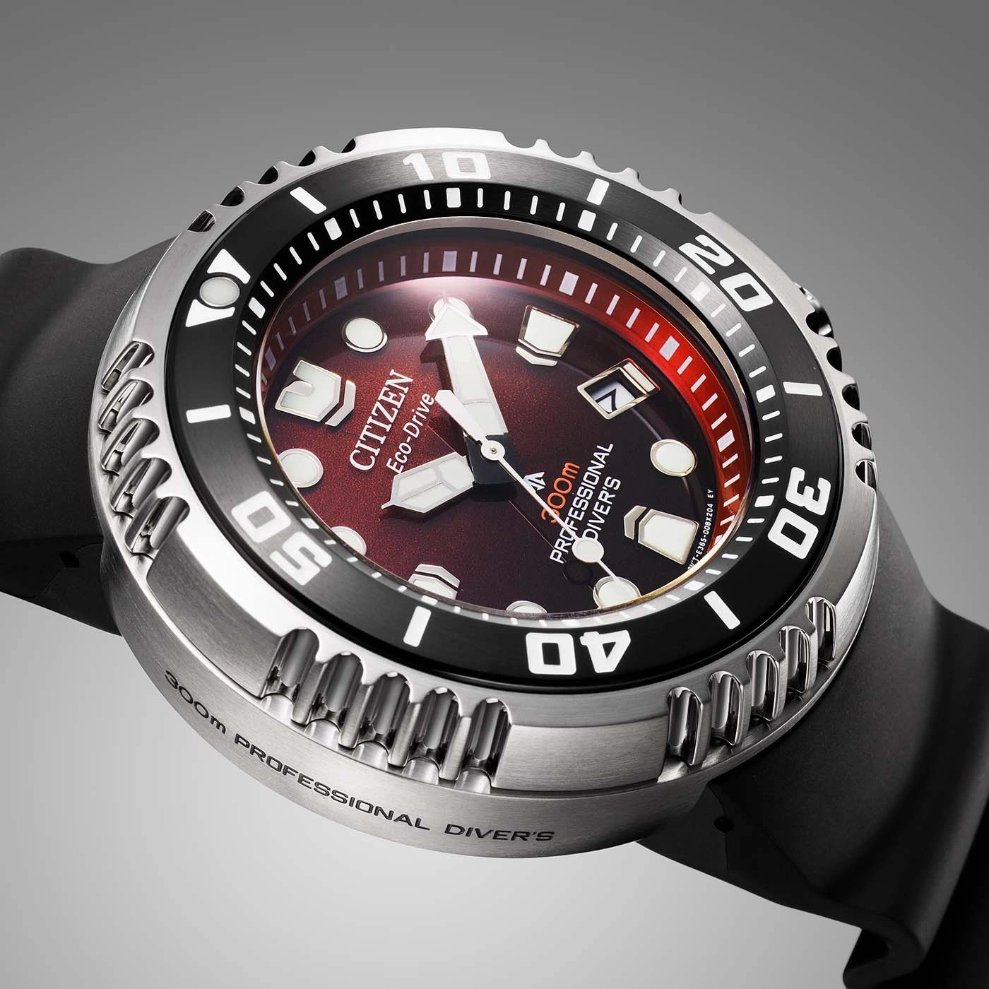 Close-up van een Citizen Eco-Drive professioneel duikhorloge met zwarte bezel.
