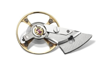 Close-up van een horloge-ankermechanisme met ingewikkelde details en ontwerp.