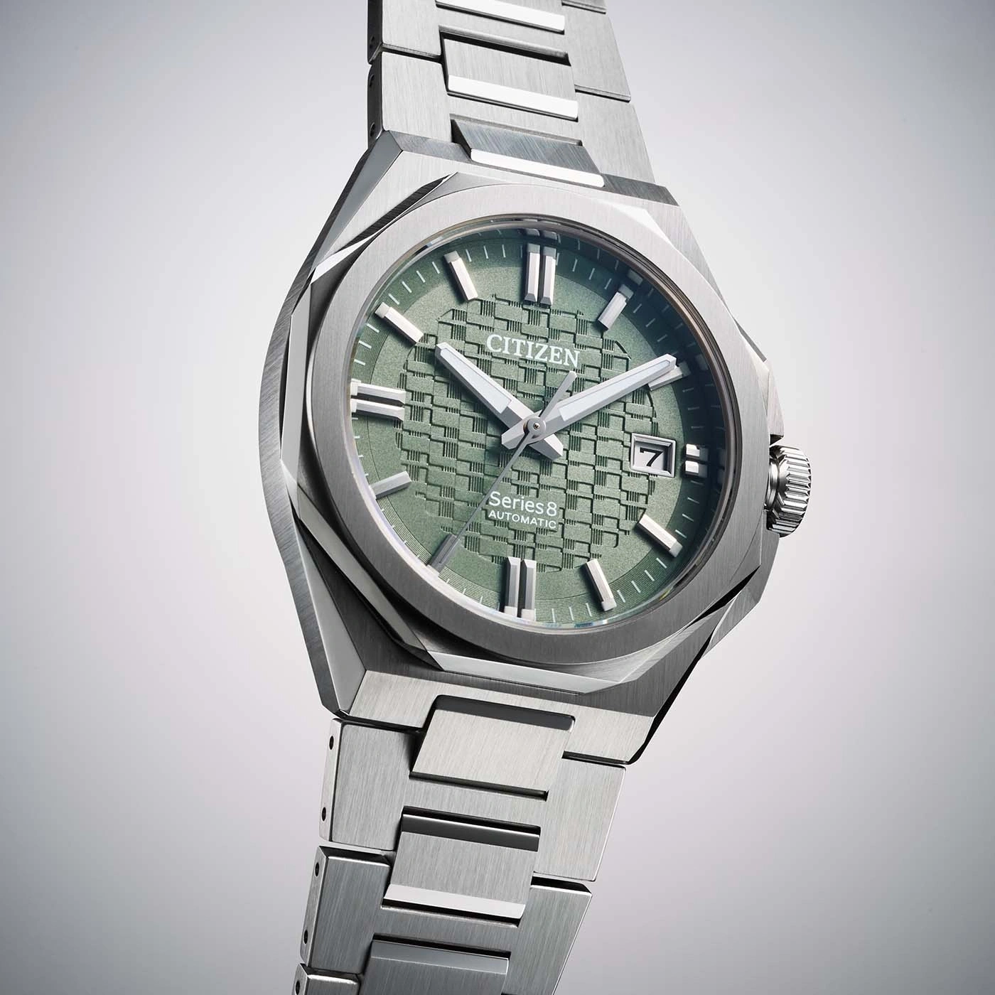 Close-up studiofoto van een Citizen Series 8 automatisch horloge met groen textuur wijzerplaat en roestvrijstalen band.
