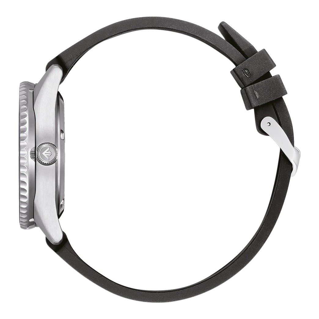Zijaanzicht van een zilveren horloge met zwarte band op witte achtergrond