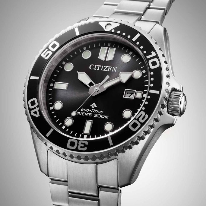 Citizen horloge met zwarte wijzerplaat en zilveren armband, close-up.