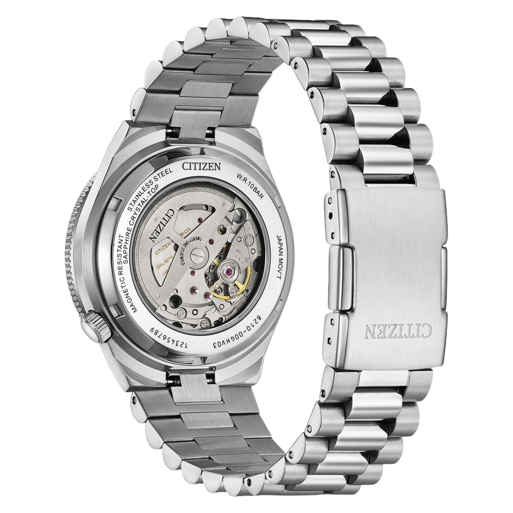 Een close-up van de achterkant van een roestvrijstalen Citizen horloge met zichtbaar automatisch uurwerk.
