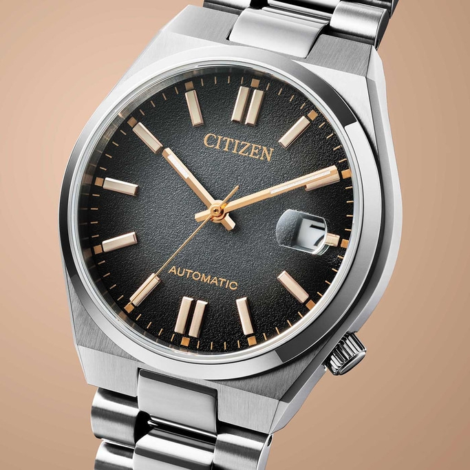 Citizen automatisch horloge met zwarte wijzerplaat en zilveren armband, close-up.