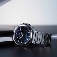Citizen Series 8 automatische horloge met een unieke wijzerplaat en metalen band.