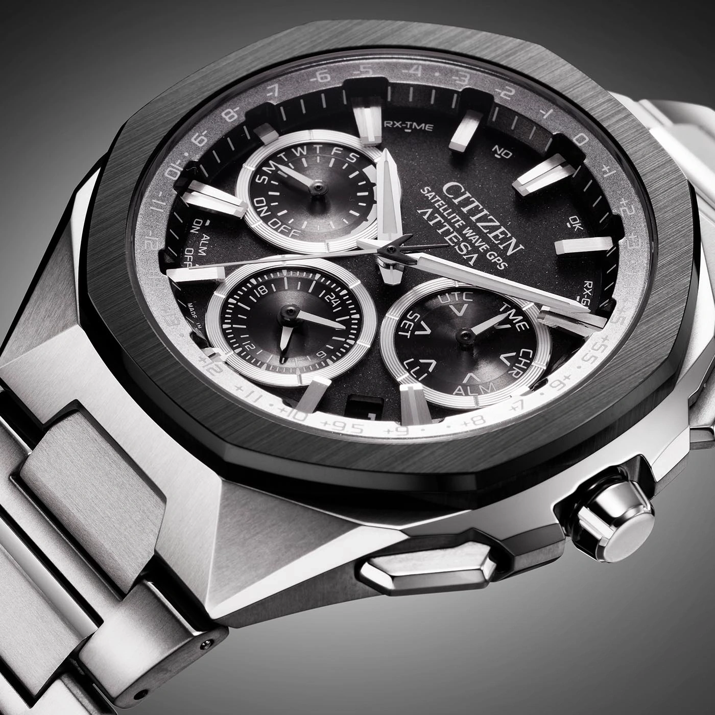 Citizen Attesa horloge, zwarte wijzerplaat, zilveren armband, satellietgolf GPS, close-up.
