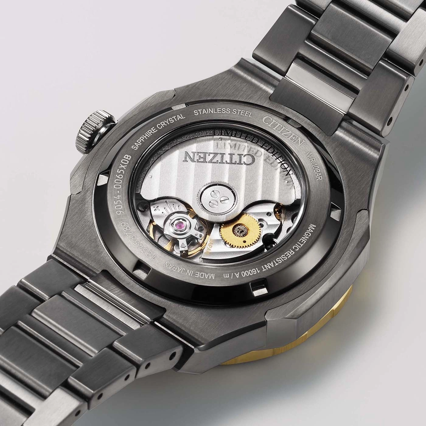 Close-up van een Citizen horloge met zichtbaar mechanisme en roestvrijstalen armband.