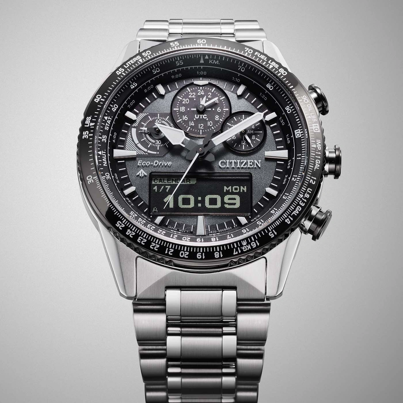 Citizen horloge met zwarte wijzerplaat, kalender en tijdweergave, roestvrijstalen band