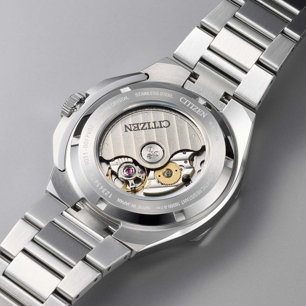 Achterkant van een Citizen horloge met zichtbaar uurwerk en metalen band.