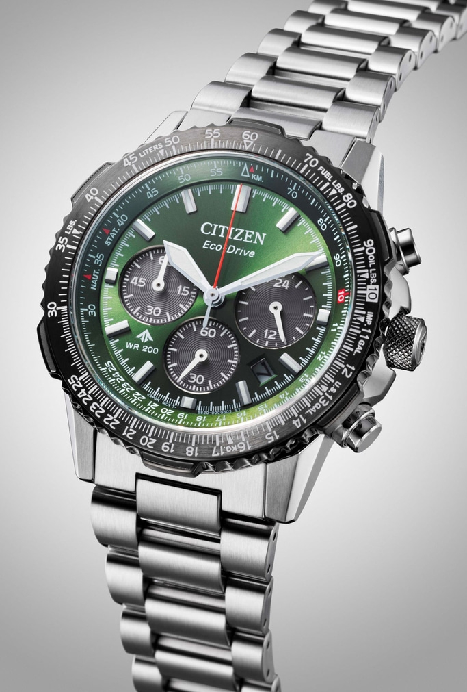 Citizen Eco-Drive horloge met groene wijzerplaat en roestvrijstalen band, chronograaf.