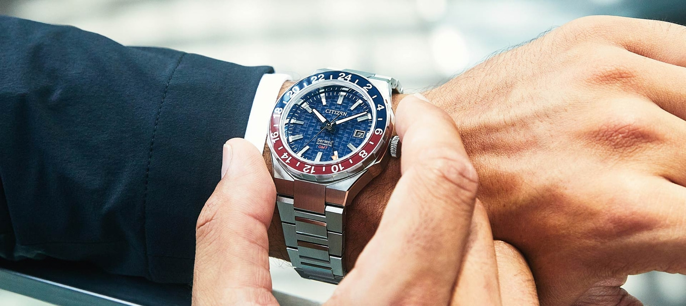 Close-up van de pols van een man met een Citizen-horloge, met de details van het horloge.