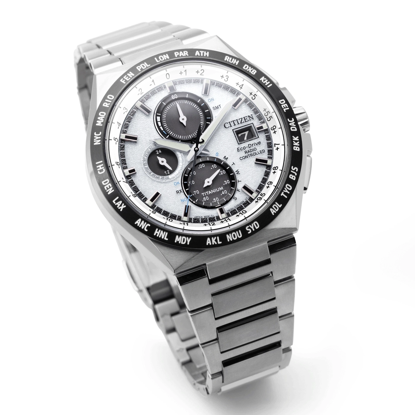 Citizen horloge met meerdere wijzerplaten en een titanium band, met tijdzones.