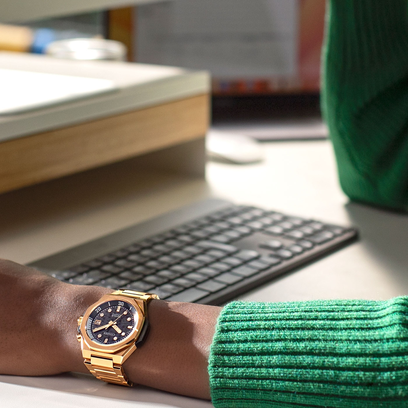 Gouden horloge om de pols, groene trui, toetsenbord, bureau, kantooromgeving, Citizen horloge