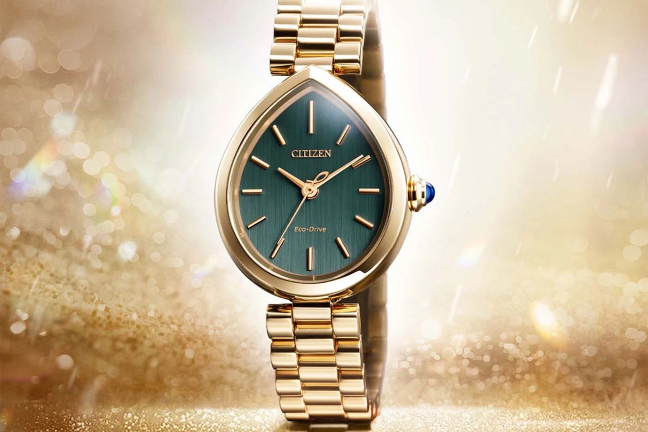 Elegant gouden Citizen Eco-Drive horloge met groene wijzerplaat en druppelvormige kast.