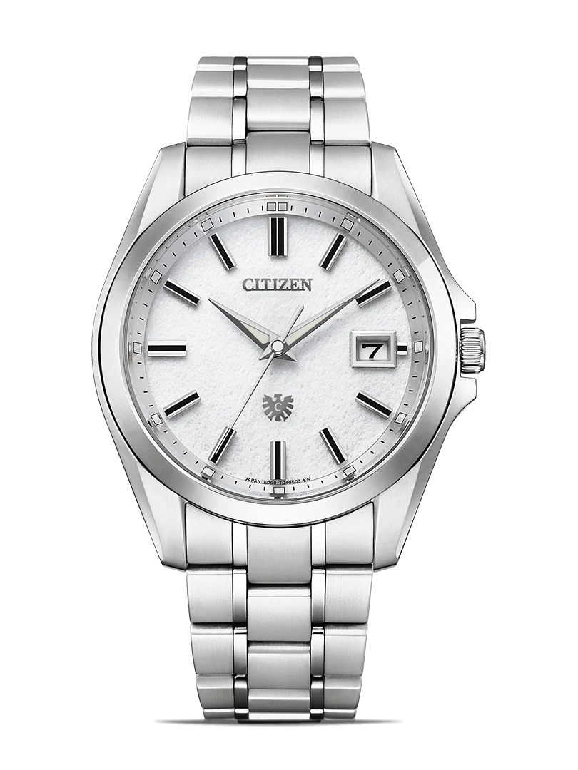 Citizen horloge met witte wijzerplaat en zilveren band op groene achtergrond
