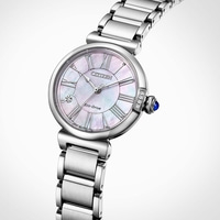 Close-up van een Citizen Eco-Drive horloge met parelmoeren wijzerplaat en Romeinse cijfers.