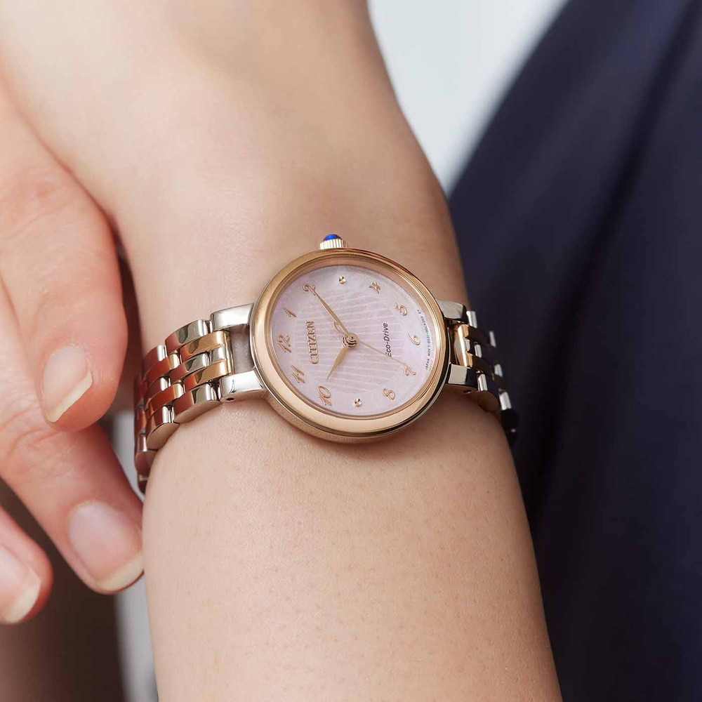 Citizen horloge om de pols, roze wijzerplaat, goud en zilver band, Eco-Drive, elegant design