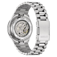 Een close-up van de achterkant van een roestvrijstalen Citizen horloge met zichtbaar automatisch uurwerk.