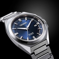 Citizen Series 8 automatisch horloge met blauwe wijzerplaat en zilveren armband