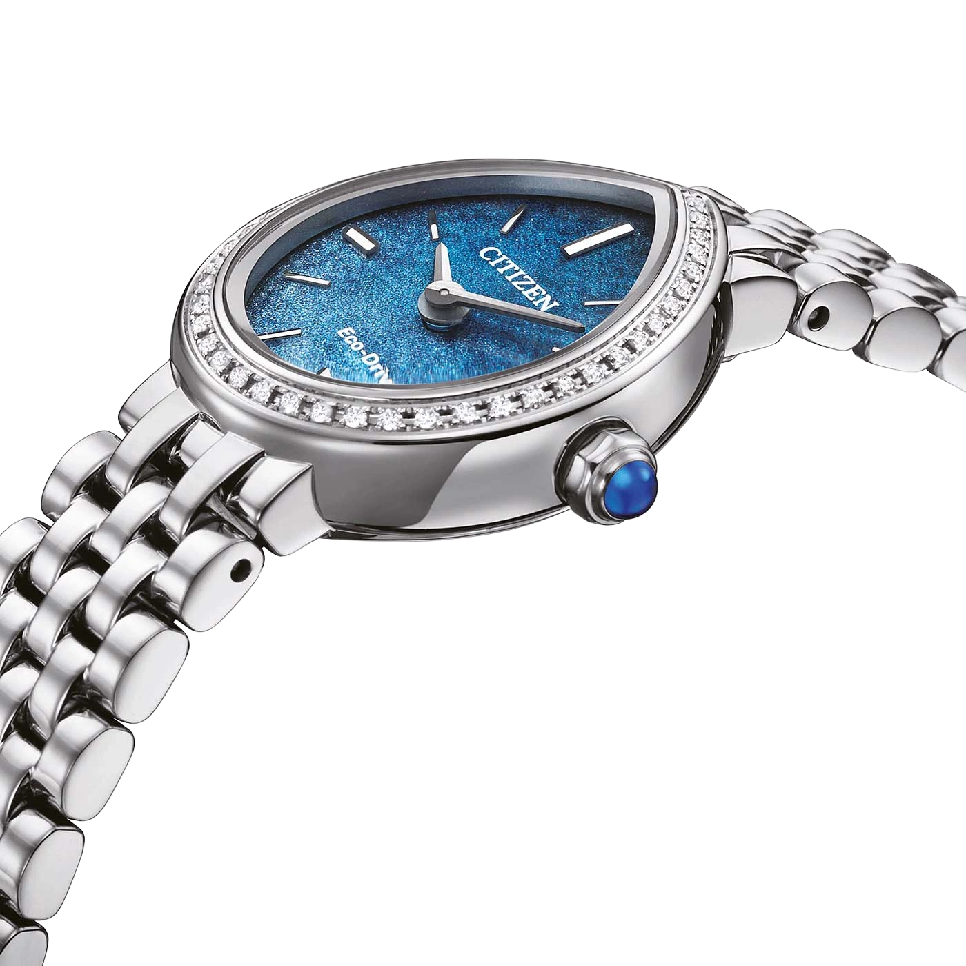 Close-up van een zilveren Citizen Eco-Drive horloge met blauwe wijzerplaat en diamanten.