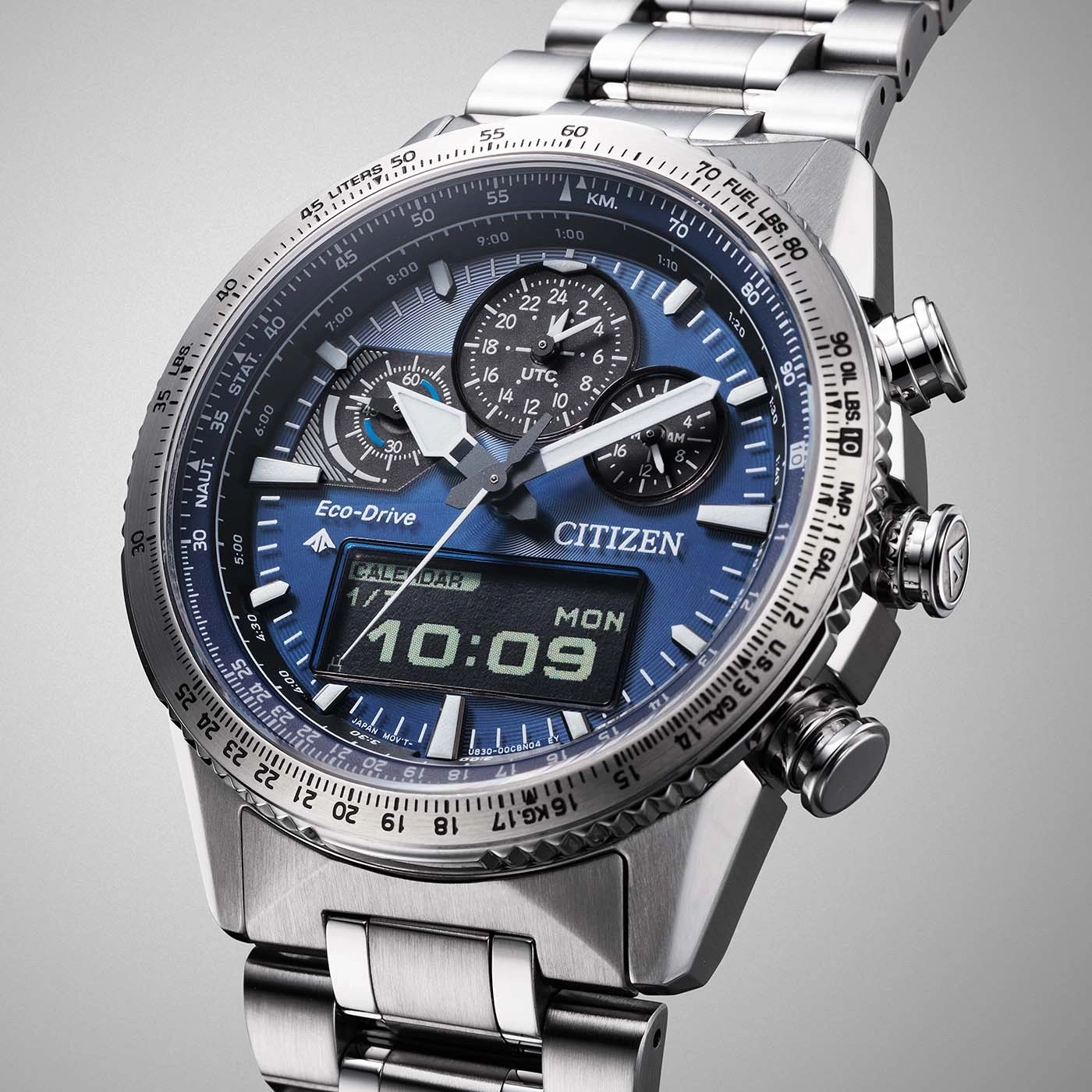 Citizen horloge met blauwe wijzerplaat, chronograaf en digitale weergave van tijd en datum.