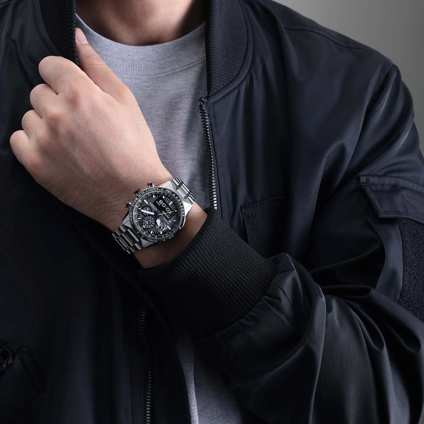 Man met horloge en zwarte jas, close-up, modieus en stijlvol.