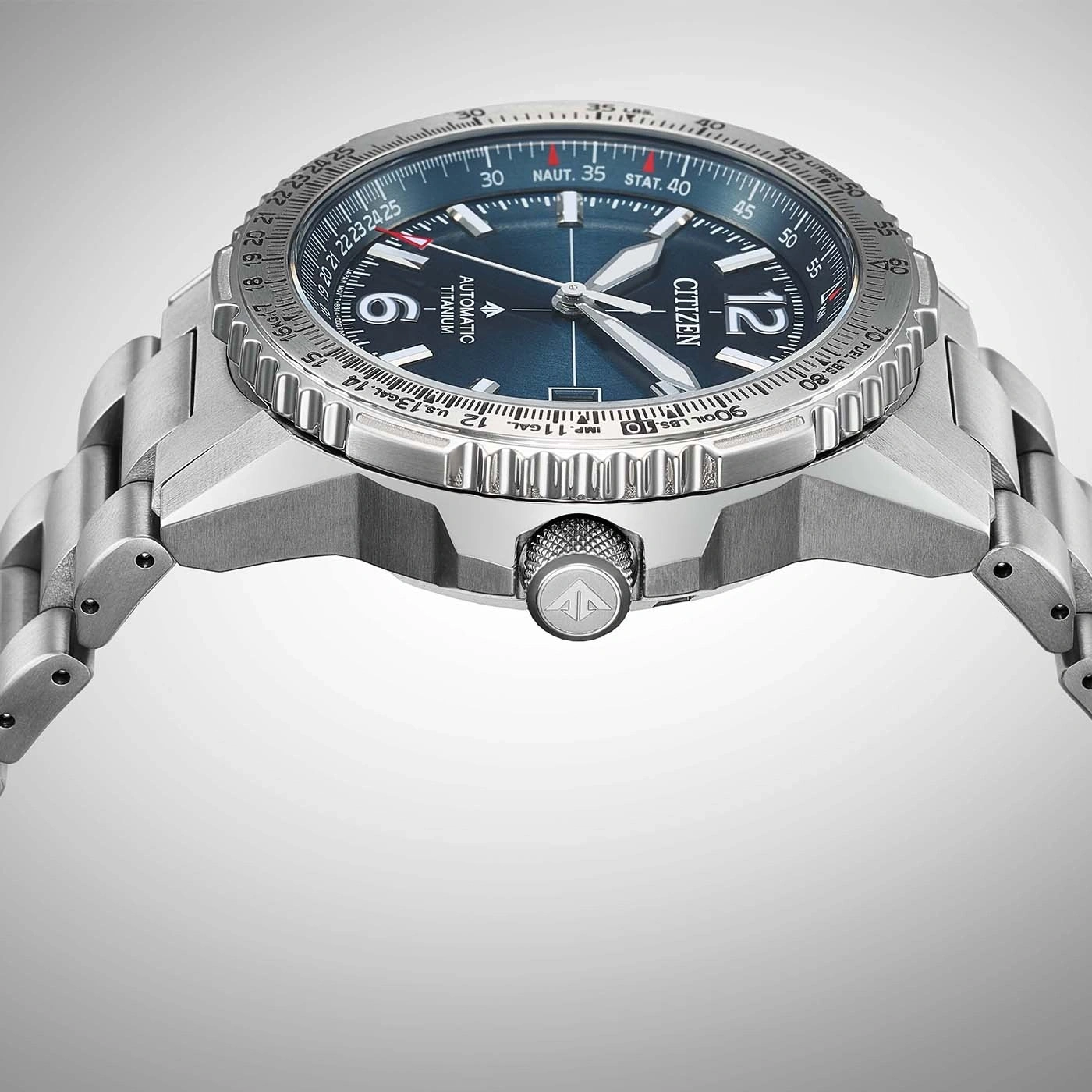 Close-up van een Citizen automatisch titanium horloge met blauwe wijzerplaat en metalen band.