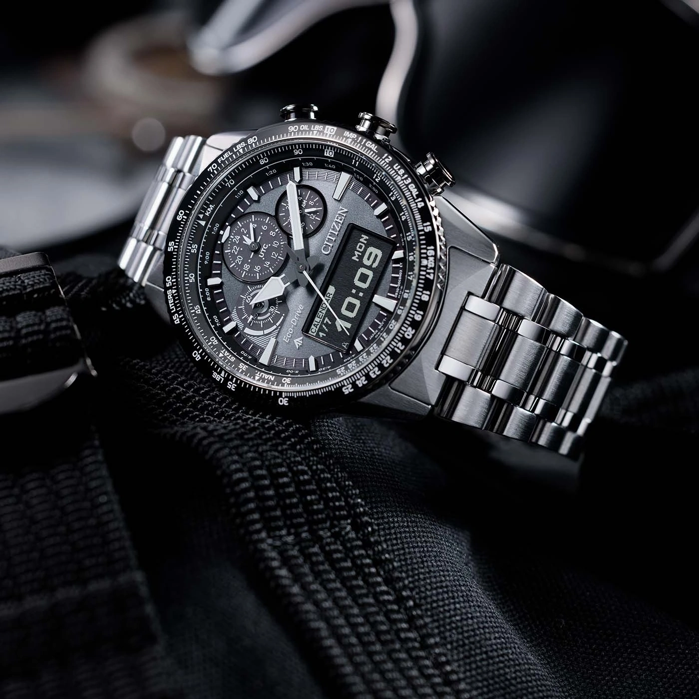 Citizen horloge met digitale display, roestvrijstalen band en chronograaf functies.