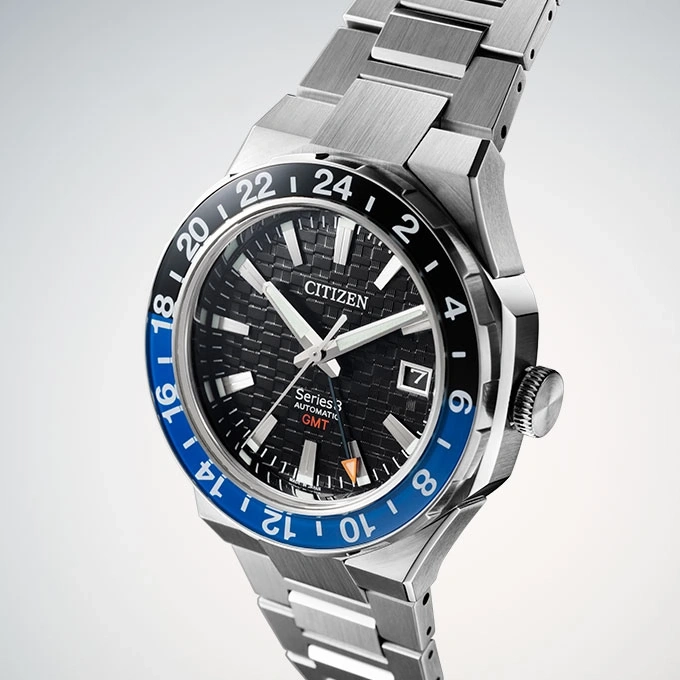 Citizen Series 3 GMT automatisch horloge met zwarte en blauwe bezel en stalen armband.