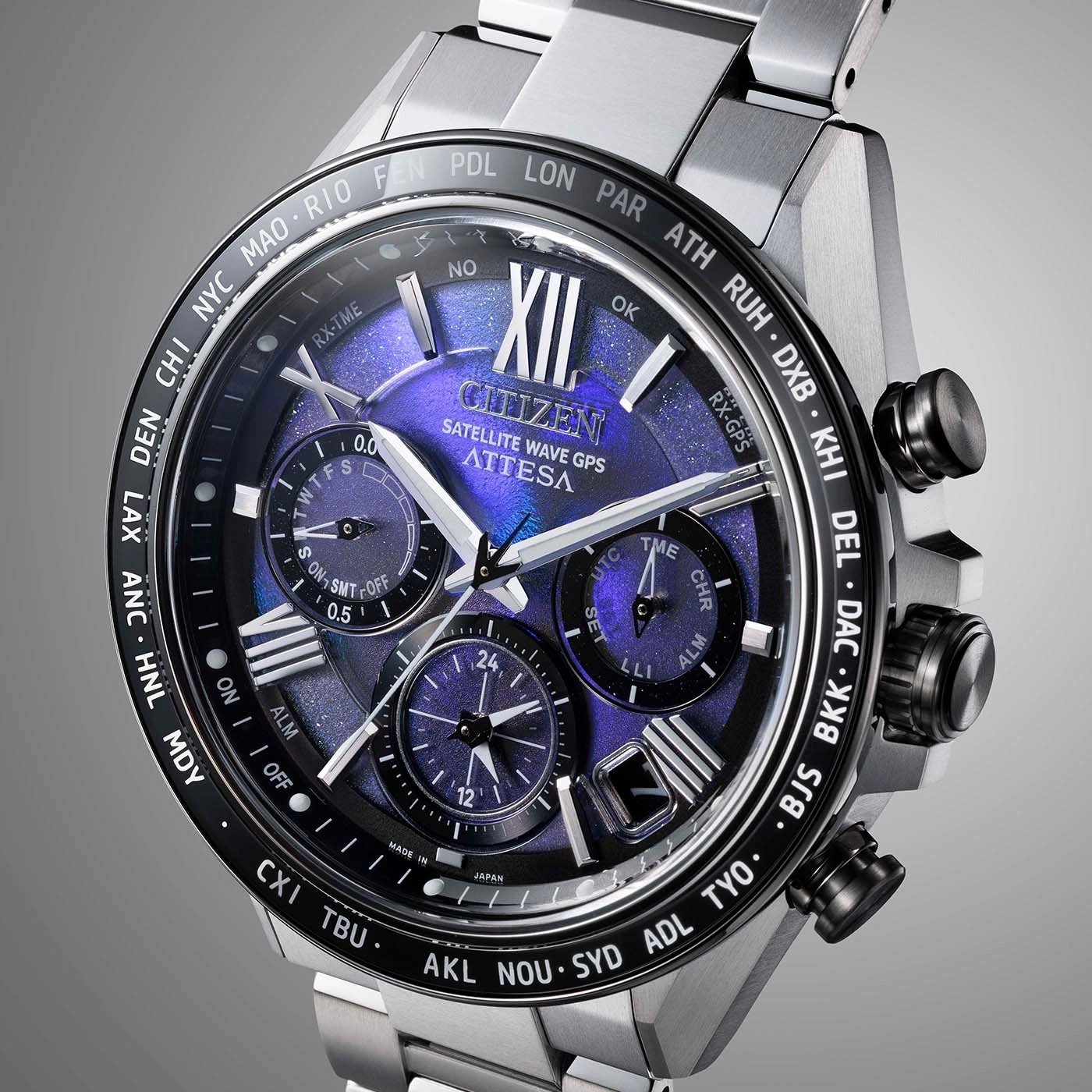 Citizen Attesa horloge met meerdere wijzerplaten en wereldtijdzones, metalen design.