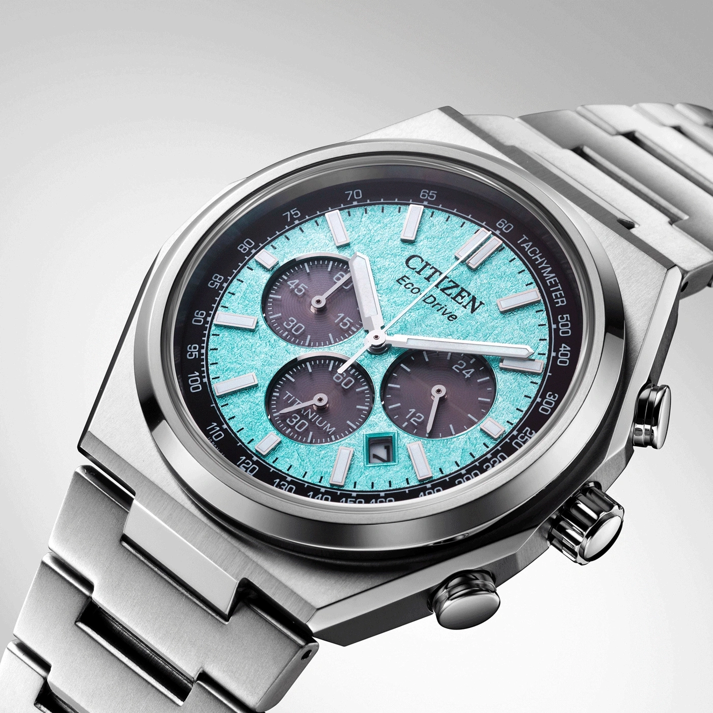Citizen Eco-Drive horloge met blauwe wijzerplaat en titanium band.