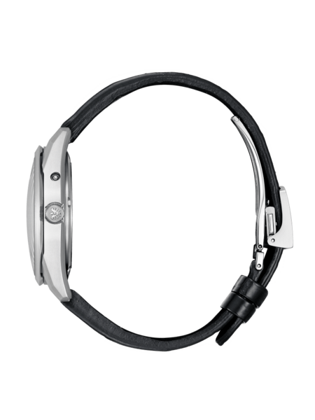 Zijaanzicht van een zilveren horloge met een zwarte leren band op groene achtergrond.