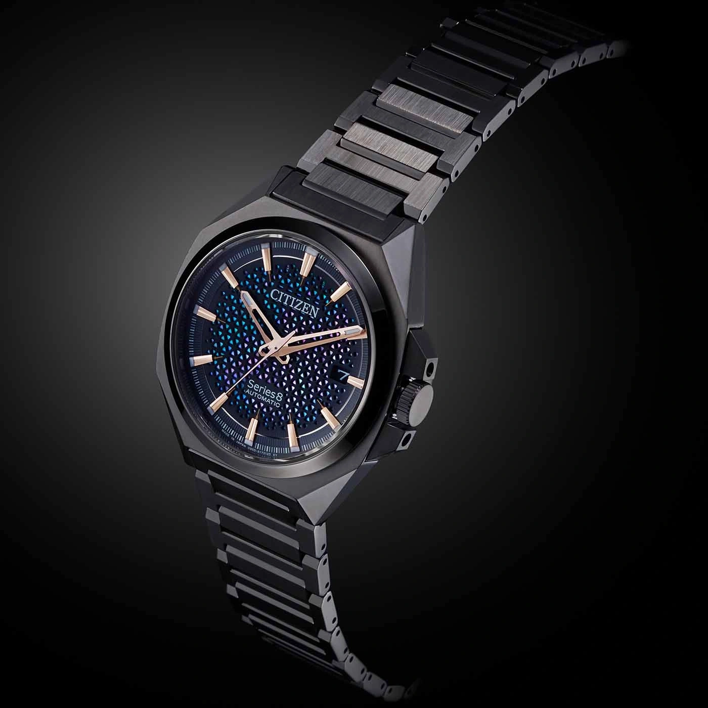 Citizen Series 8 automatisch horloge met zwarte metalen armband en donkerblauwe wijzerplaat.