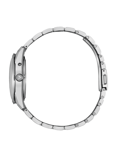 Zijaanzicht van een zilveren polshorloge met metalen band op groene achtergrond