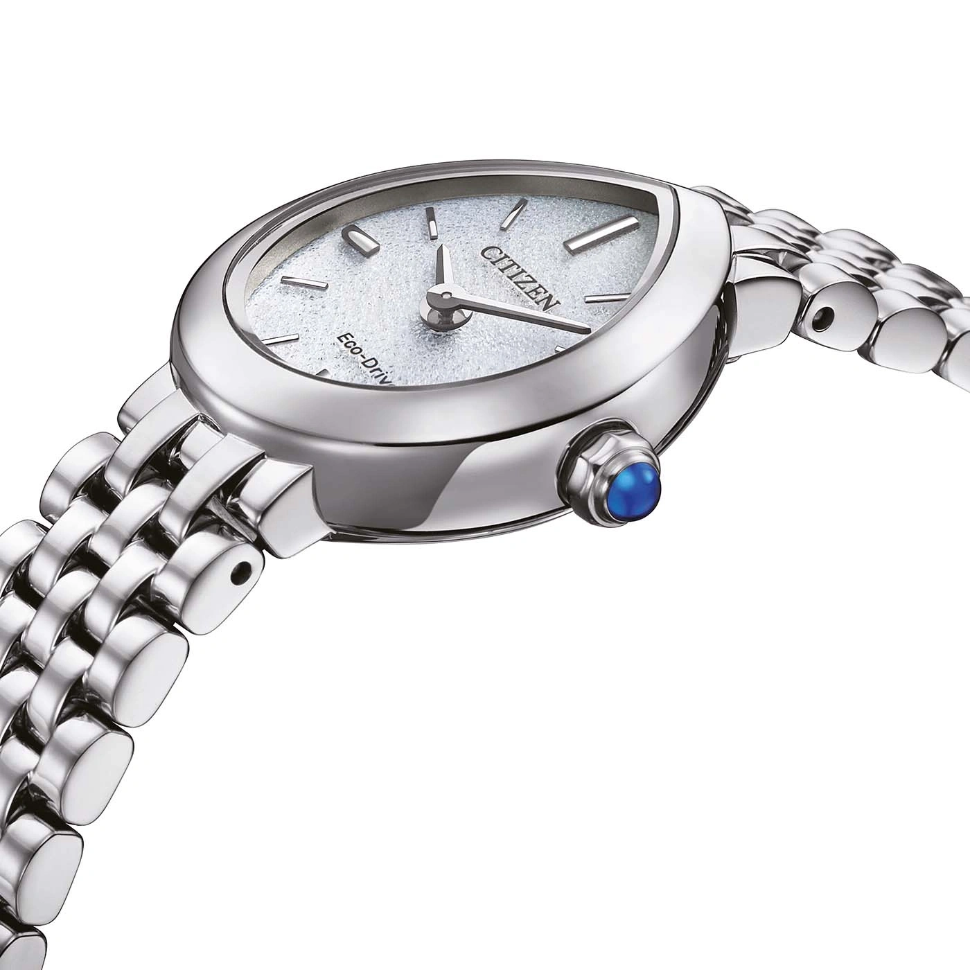 Close-up van een zilveren Citizen Eco-Drive horloge met een blauwe steen op de kroon.