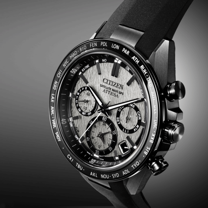 Citizen Attesa horloge, zwart en zilver, satellietgolf GPS, close-up, gedetailleerd ontwerp.