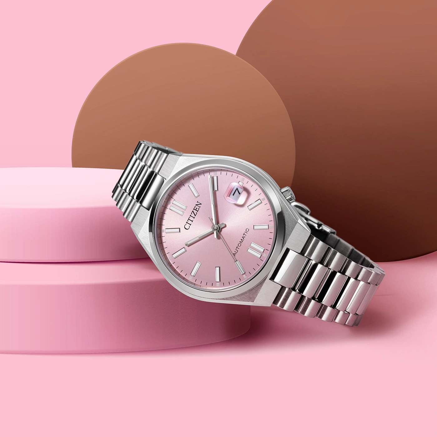 Citizen horloge met roze wijzerplaat en zilveren band op roze achtergrond