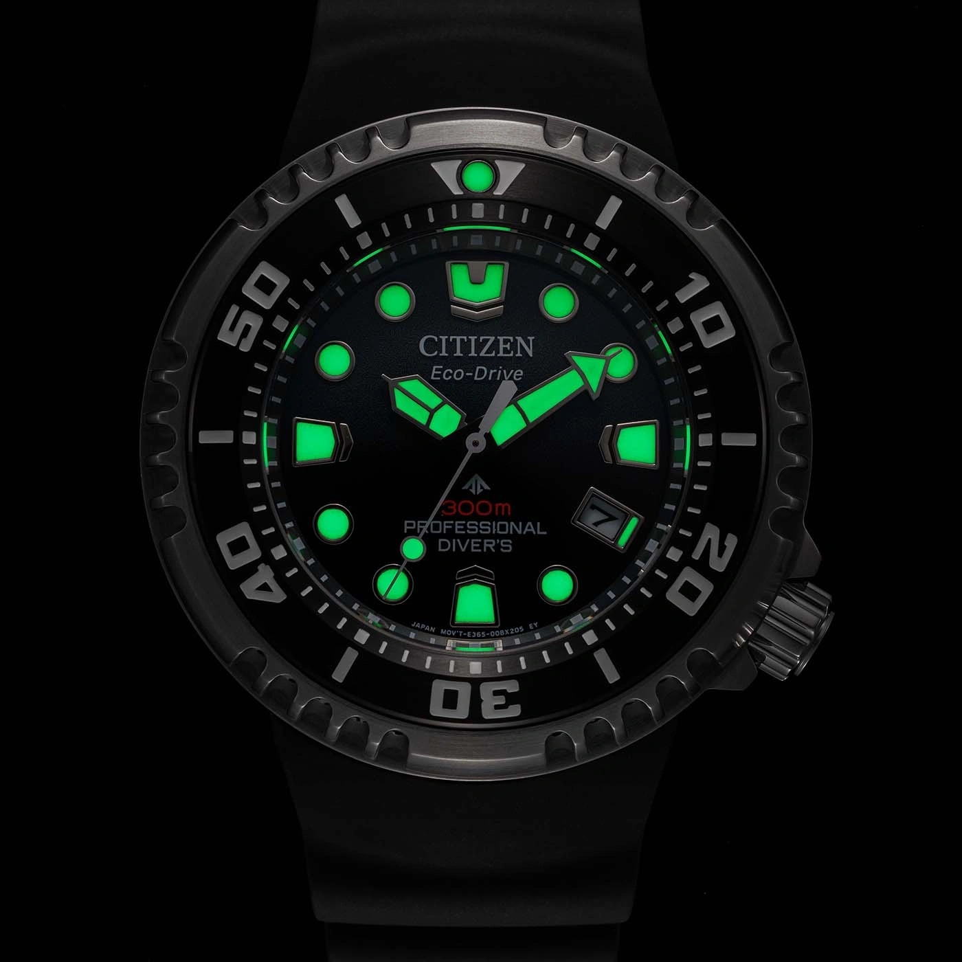 Citizen Eco-Drive horloge met gloeiende groene accenten en zwarte achtergrond.