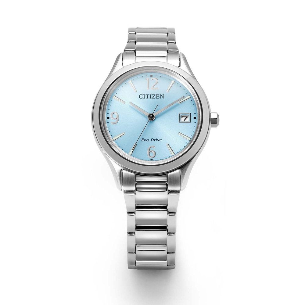 Een zilveren Citizen Eco-Drive horloge met een lichtblauwe wijzerplaat en zilveren band.