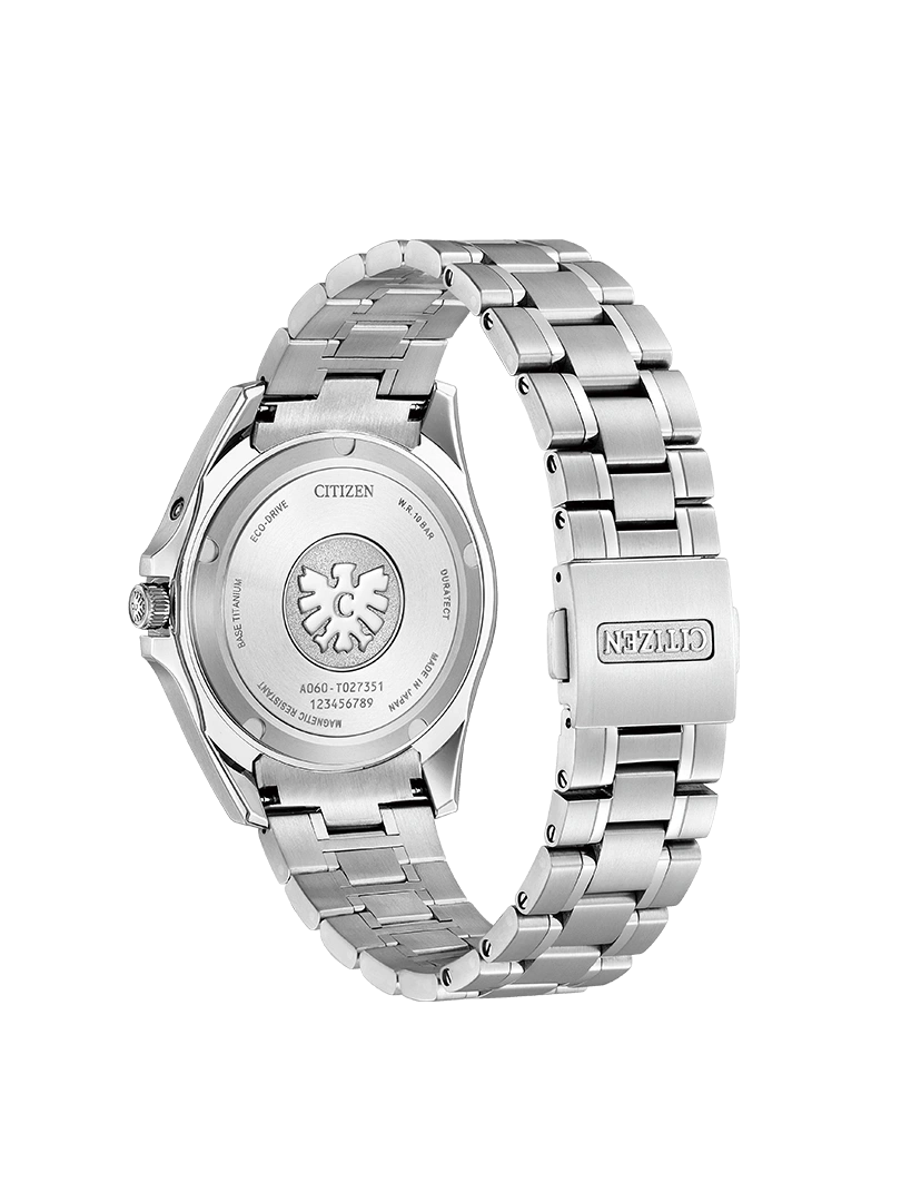 Citizen horlogerug met details: titanium, eco-drive, magnetisch resistent, gemaakt in Japan.