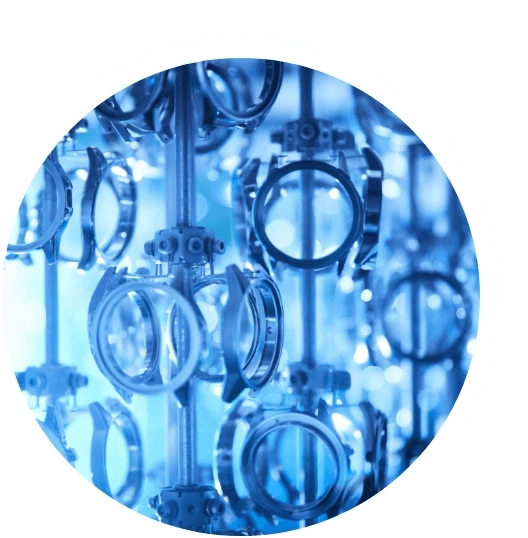 Close-up van horlogeonderdelen, blauw getint, industrieel, circulair, metaal, productieproces