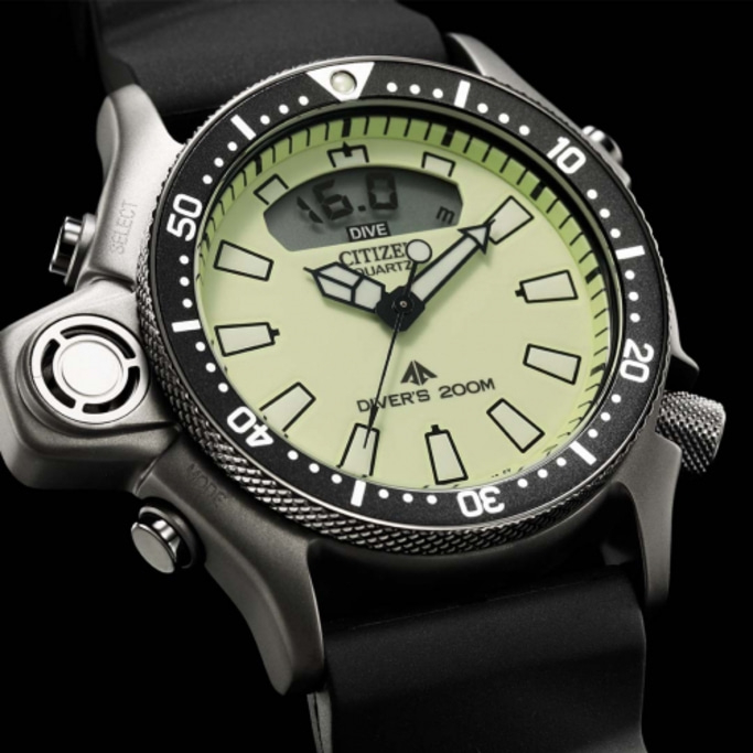 Citizen duikhorloge met zwarte bezel en digitale diepte-aanduiding.