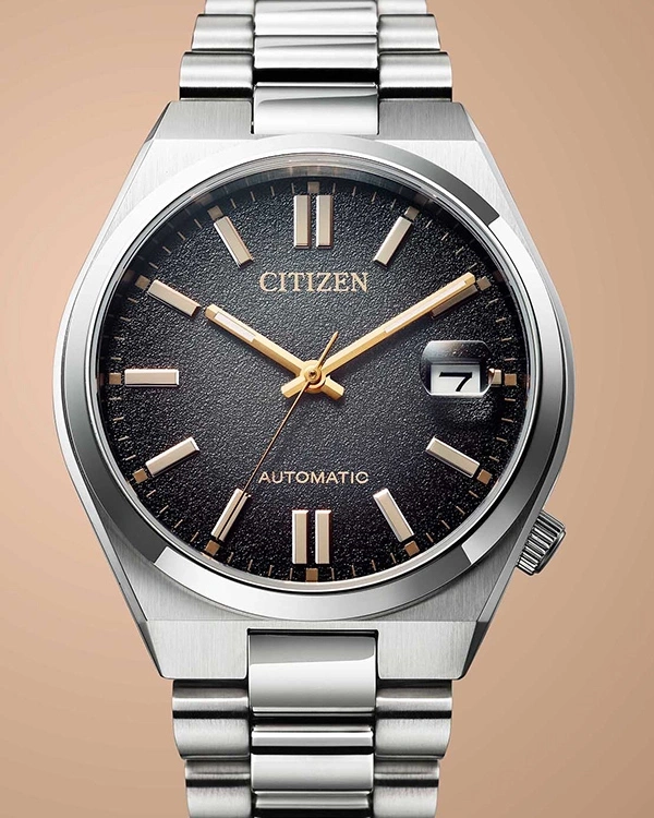 Citizen horloge met zwarte wijzerplaat en zilveren band, elegant design.