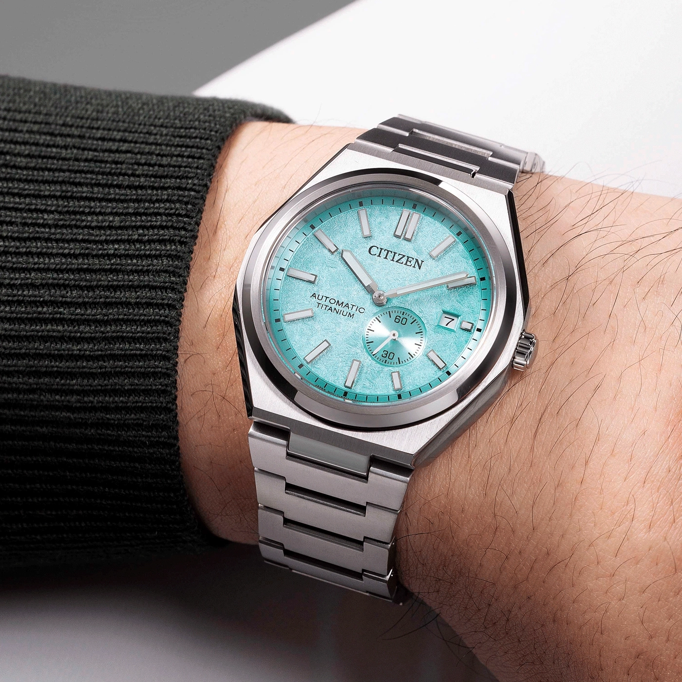 Citizen horloge om de pols, turquoise wijzerplaat, automatisch titanium, zilveren armband, close-up