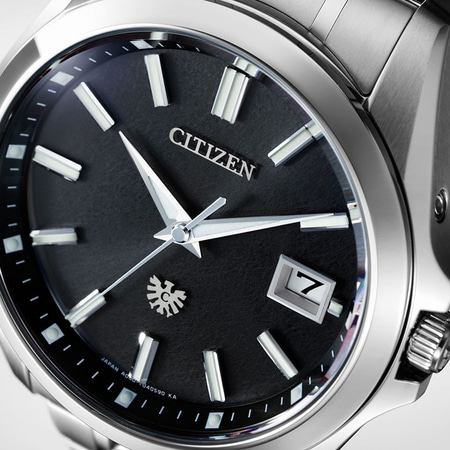 Close-up van een Citizen horloge met zwarte wijzerplaat en zilveren accenten.