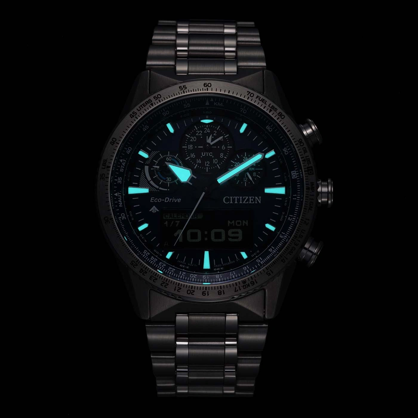 Citizen horloge met gloeiende blauwe accenten, zwarte achtergrond, Eco-Drive, digitale display en metalen band.