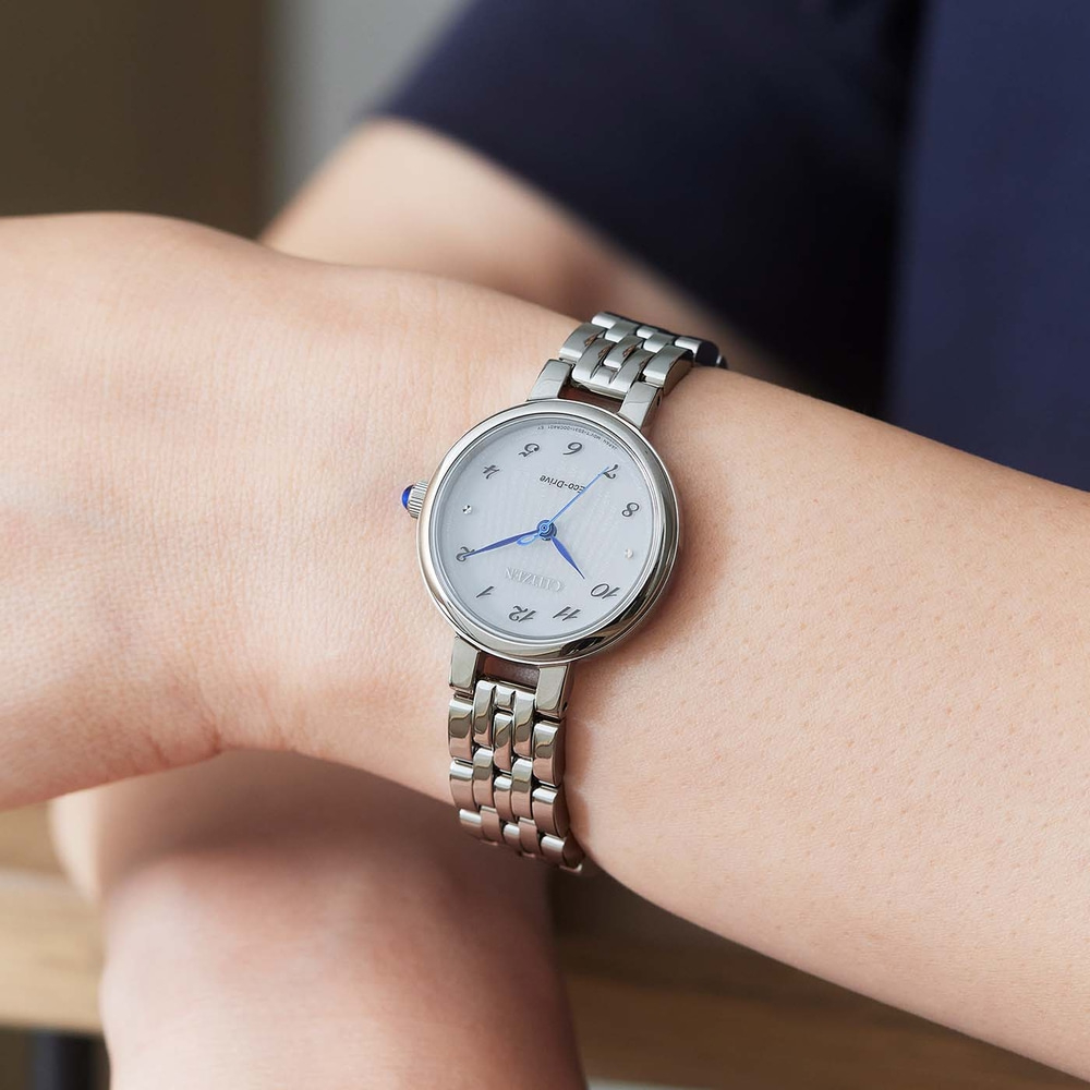 Citizen horloge om de pols, zilveren band, witte wijzerplaat, blauwe wijzers, elegant design