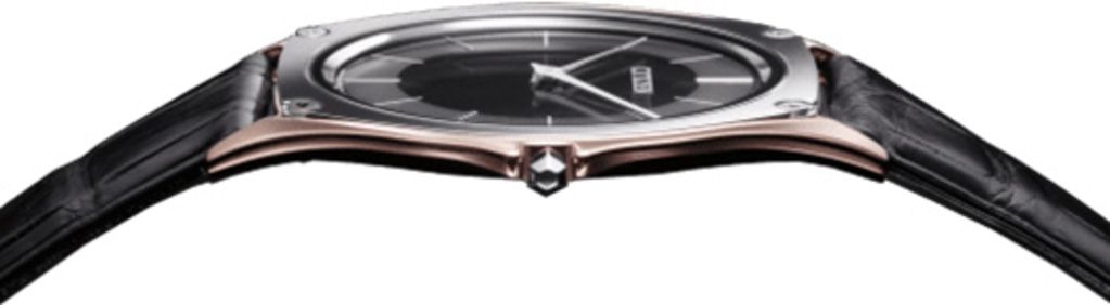 Elegante horloge met zwarte leren band en donkere wijzerplaat, close-up.