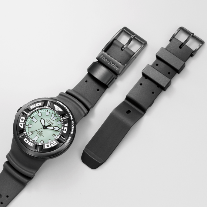 Zwart Citizen horloge met een lichtblauwe wijzerplaat en een zwarte band.