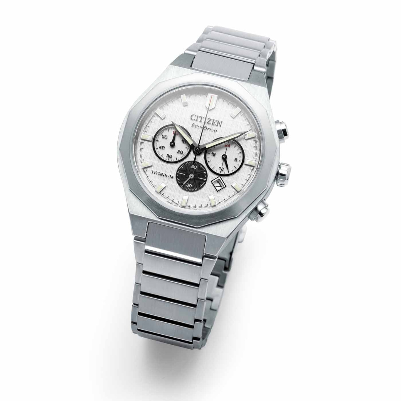 Citizen Eco-Drive titanium horloge met witte wijzerplaat en chronograaf functies.