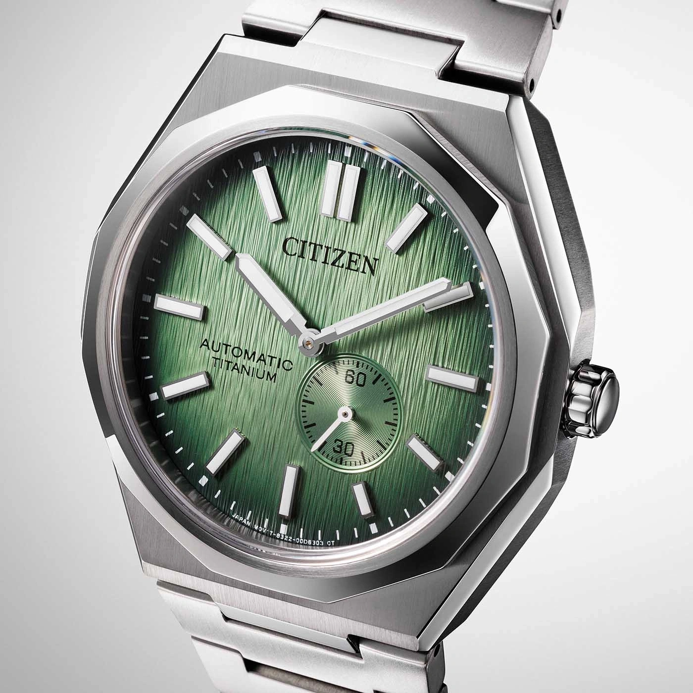 Citizen horloge met groene wijzerplaat en titanium band, automatisch uurwerk.